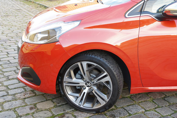 Biltest: Peugeot 208 Allure 1,2 e-THP - Prøvekørsel - Bilanmeldelse - test anmeldelse - - hvilken bil online – bil magasin